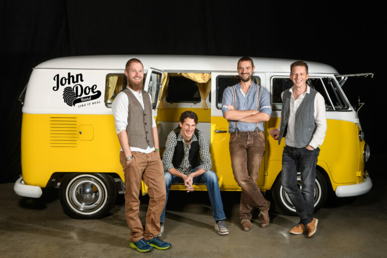 john doe bandfoto mit logo scaled 1
